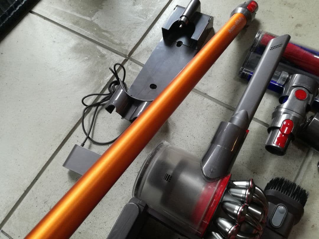 ダイソン v8 中古 Dyson V8 Fluffy　コードレス dyson