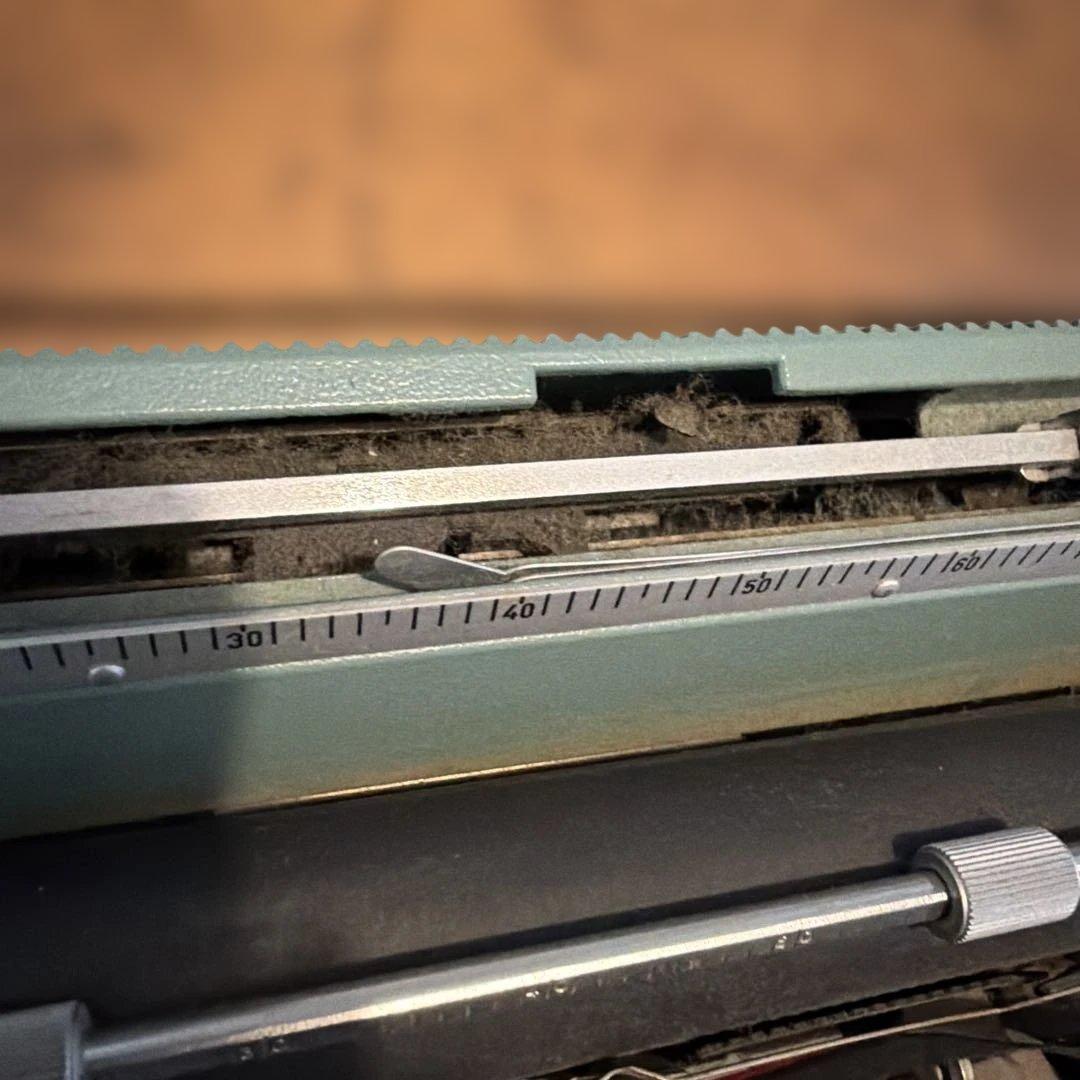 アンティーク　Olivetti Lettera 32 グリーン　タイプライター