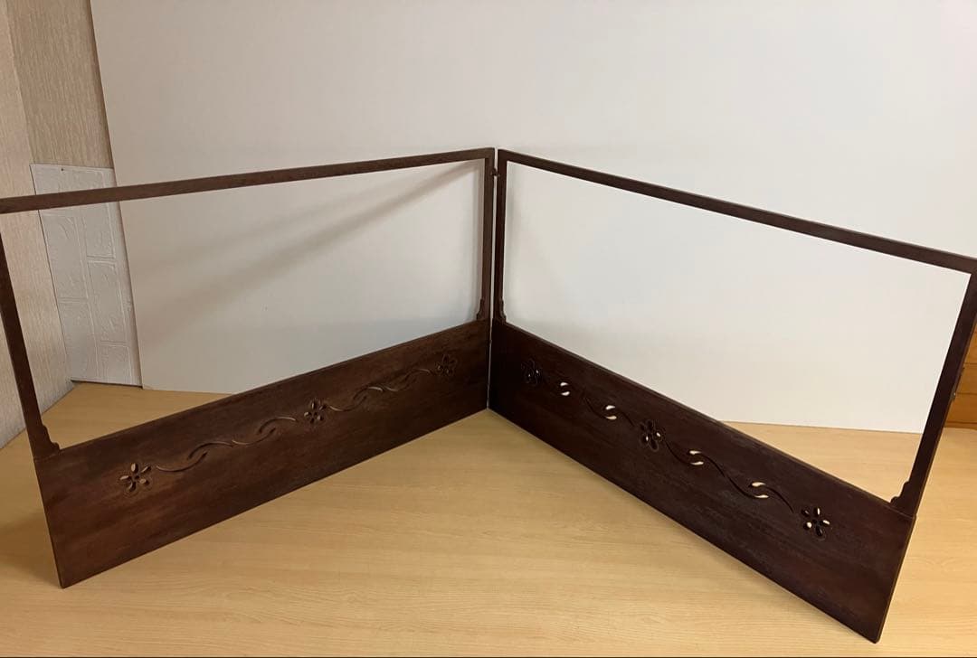 透かし彫りのある桐地の風炉先屏風（ふろさきびょうぶ）です。茶道具の一つです。