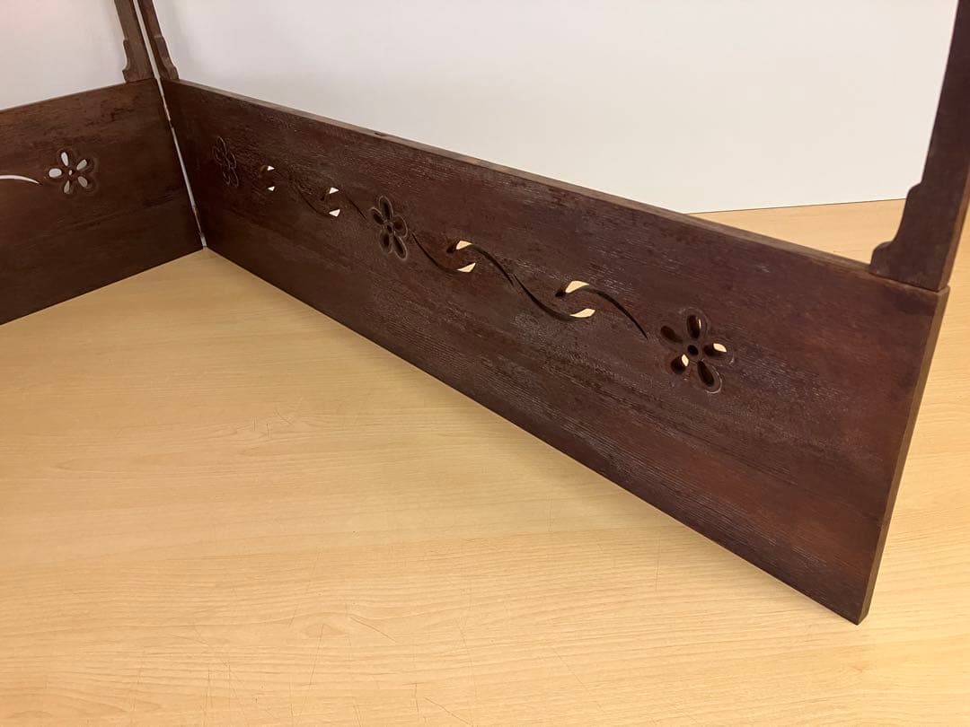 透かし彫りのある桐地の風炉先屏風（ふろさきびょうぶ）です。茶道具の一つです。