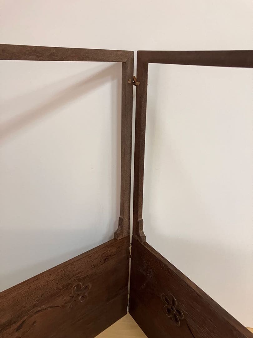 透かし彫りのある桐地の風炉先屏風（ふろさきびょうぶ）です。茶道具の一つです。