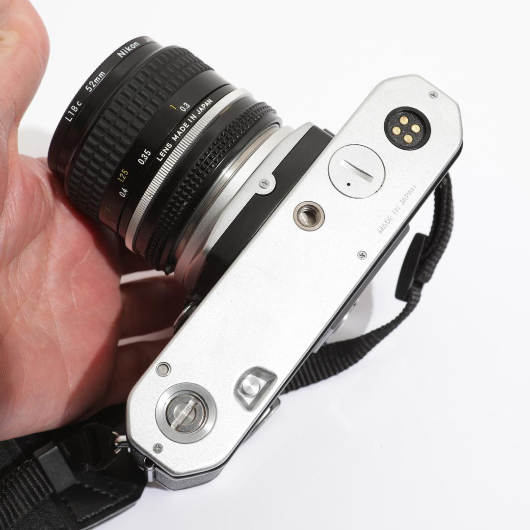Nikon FE シルバー / レンズNikkor 28mm F3.5 付き