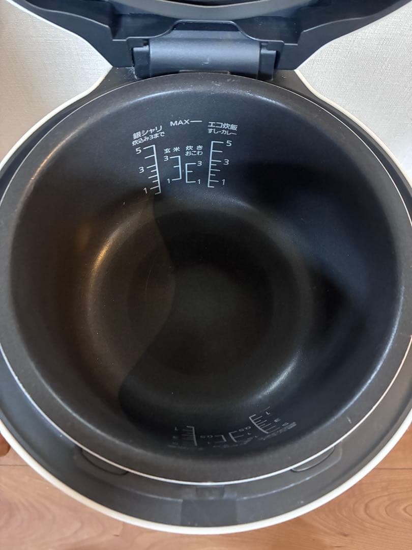 美品　2023年製 パナソニック　圧力IHジャー炊飯器　SR-NB102