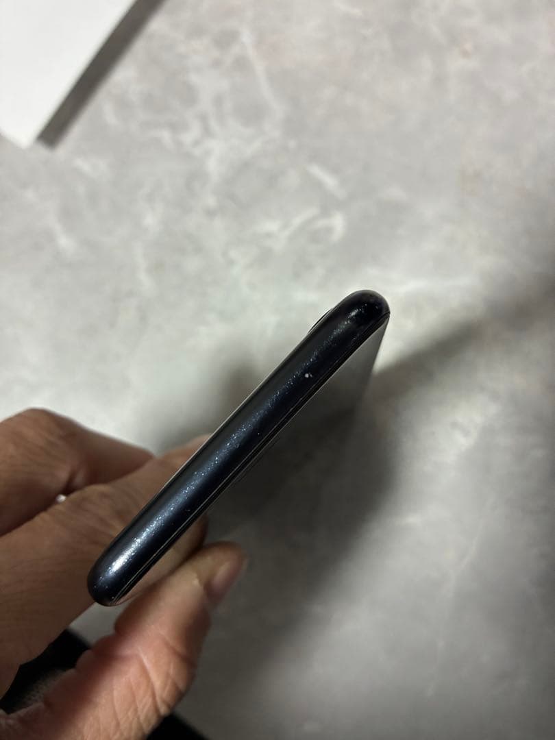 iPhoneSE3 本体のみ 画面に微細なキズあり