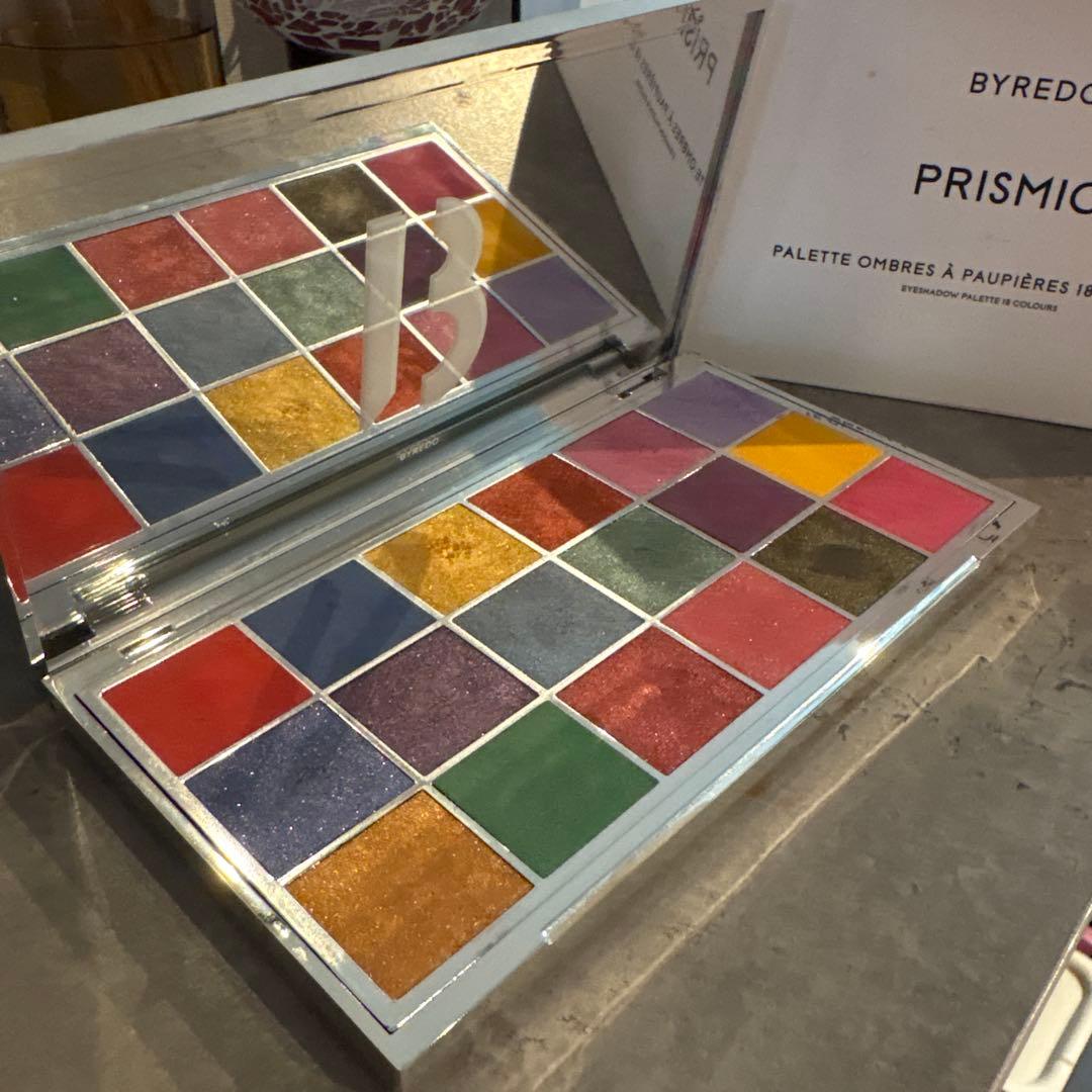 BYREDO PRISMIC アイシャドウパレット 18色